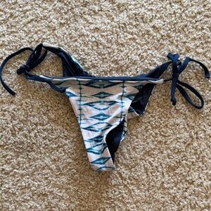 frankie’s bikinis blue bottoms!